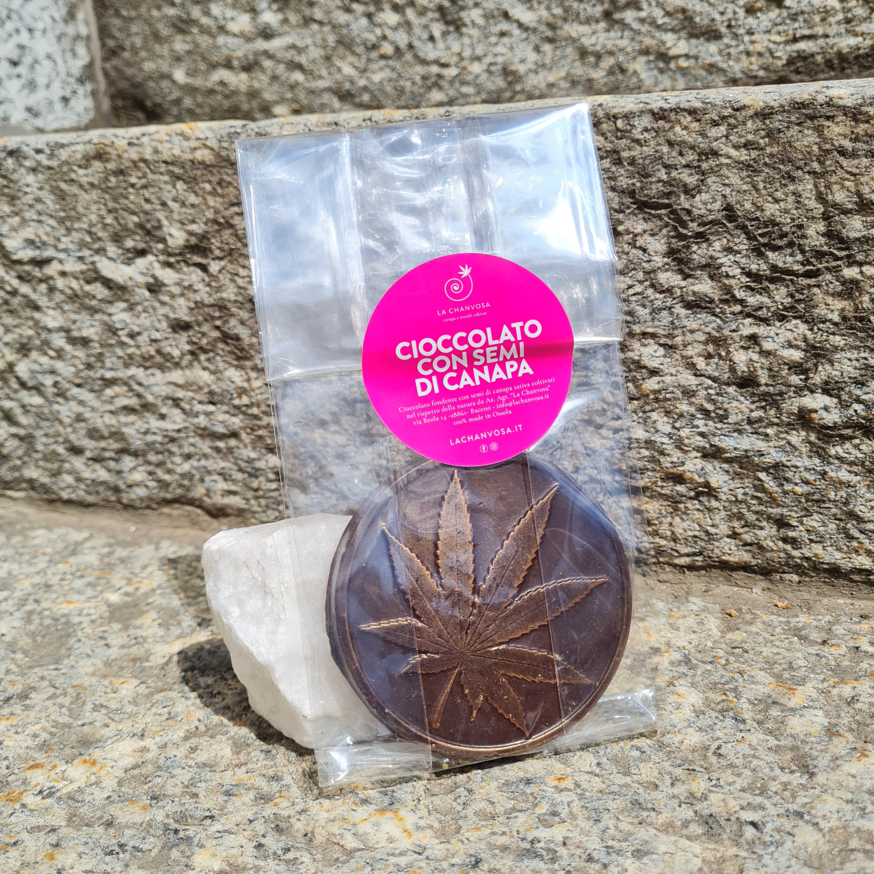 puro cioccolato fondente con semi di canapa la-chanvosa-antichi-cultivar-negozio-online-canapa